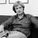 FILE - David McCallum, estrella de la serie de televisión NBC The Invisible Man, durante una entrevista con Jay Sharbutt en los estudios de NBC en Nueva York, el 28 de agosto de 1975. McCallum, quien se convirtió en un galán adolescente en la serie The Man From U.N.C.L.E. (“El agente de C.I.P.O.L.”) de la década de 1960 y fue el excéntrico médico forense en el popular NCIS 40 años después, murió el lunes 25 de septiembre de 2023. Tenía 90 años. (Foto AP/Richard Drew, archivo)