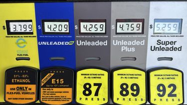 Precios de la gasolina, en una gasolinera en Riverwoods, Illinois, el 1 de abril de 2024. (Foto AP /Nam Y. Huh)