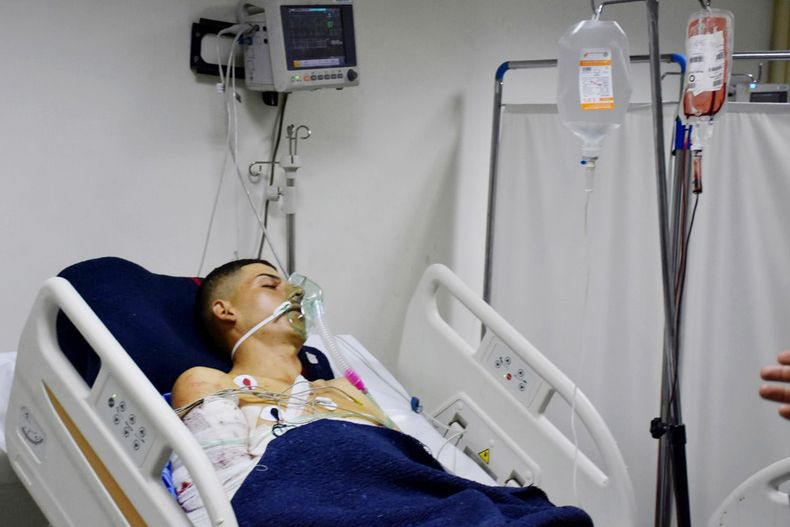 Esta fotografía facilitada por la agencia noticiosa oficial siria SANA muestra a un sirio hospitalizado tras un ataque con drones contra una concurrida ceremonia de graduación militar en la ciudad de Homs, en el centro de Siria, el jueves 5 de octubre de 2023. (SANA vía AP)