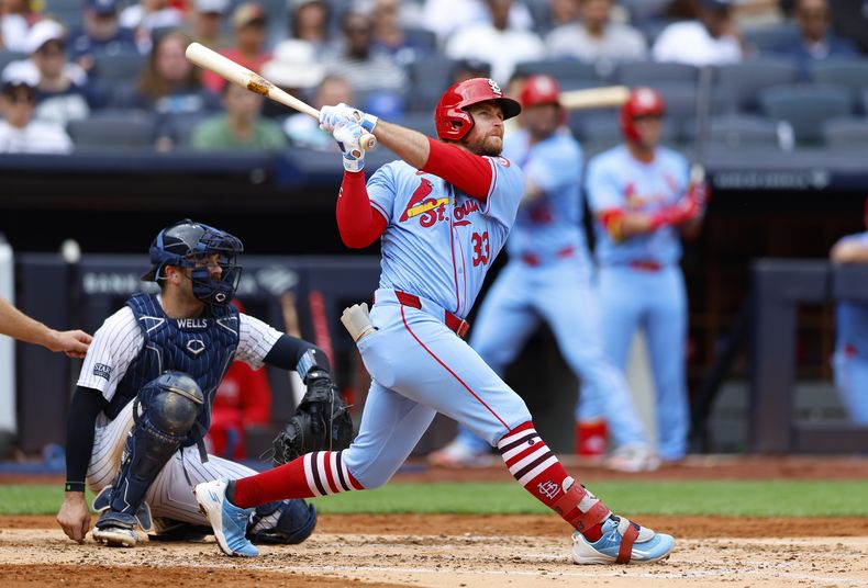 Brendan Donovan de los Cardenales de San Luis le da seguimiento a su jonrón de tres carreras en la tercera entrada ante los Yankees de Nueva York el sábado 31 de agosto del 2024. (AP Foto/Noah K. Murray)