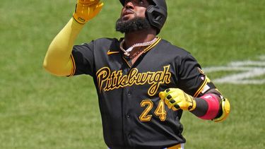 Marcell Ozuna, de los Piratas de Pittsburgh, celebra mientras se enfila al plato después de batear un jonrón solitario frente a los Cerveceros de Milwaukee durante la cuarta entrada del juego de béisbol de Grandes Ligas, el sábado 12 de julio de 2026, en Pittsburgh. (AP Foto/Gene J. Puskar)