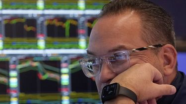 El especialista Anthony Matesic labora en el piso de remates de la Bolsa de Valores de Nueva York el viernes 4 de abril de 2025. (AP Foto/Richard Drew)