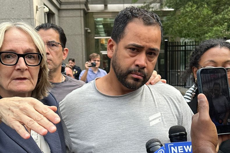Manuel Hernandez sale del tribunal federal de distrito en Manhattan con su abogada, Amy Gallicchio, el lunes 10 de agosto de 2026, tras ser acusado de las muertes de dos personas en un accidente de navegación en el puerto de Nueva York. (AP Foto/Larry Neumeister)