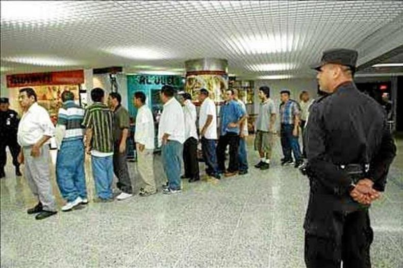 Autoridades de migración facilitan extradición de cubanos por medio de mentiras.