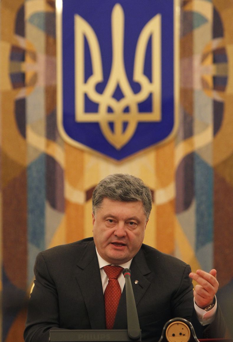 El presidente de Ucrania, Petro Poroshenko, habla durante una reuni&oacute;n del Consejo de Seguridad Nacional y Defensa de Ucrania, en la capital Kiev, el 4 de noviembre de 2014.(Foto AP/Sergei Chuzavkov)
