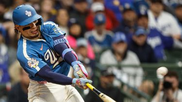 William Contreras, de los Cerveceros de Milwaukee, batea un cuadrangular de tres carreras durante la primera entrada del juego de béisbol de Grandes Ligas contra los Dodgers de Los Ängeles, el viernes 22 de mayo de 2026, en Milwaukee. (AP Foto/Jeffrey Phelps)