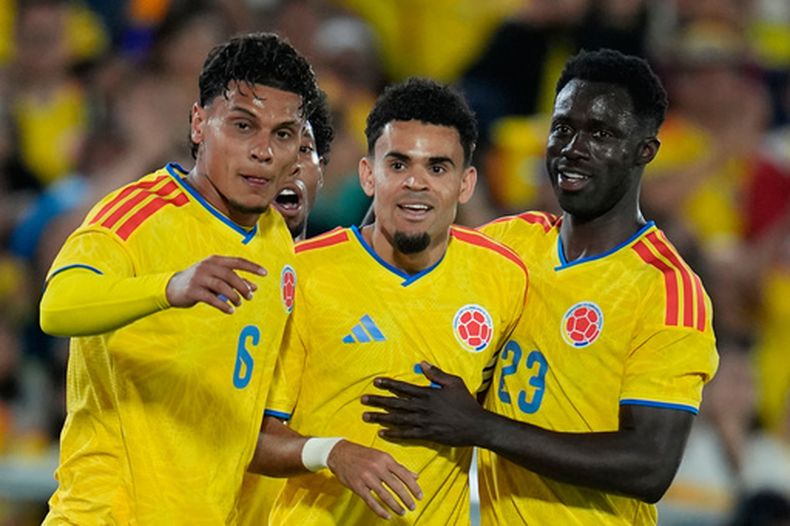 Luis Diaz, centro, de Colombia, celebra con sus compañeros de la selección después de marcar el segundo gol de su equipo contra Costa Rica en partido amistoso de preparación para la Copa del Mundo, el lunes 1 de junio de 2026, en Bogotá, Colombia. (AP Foto/Fernando Vergara)