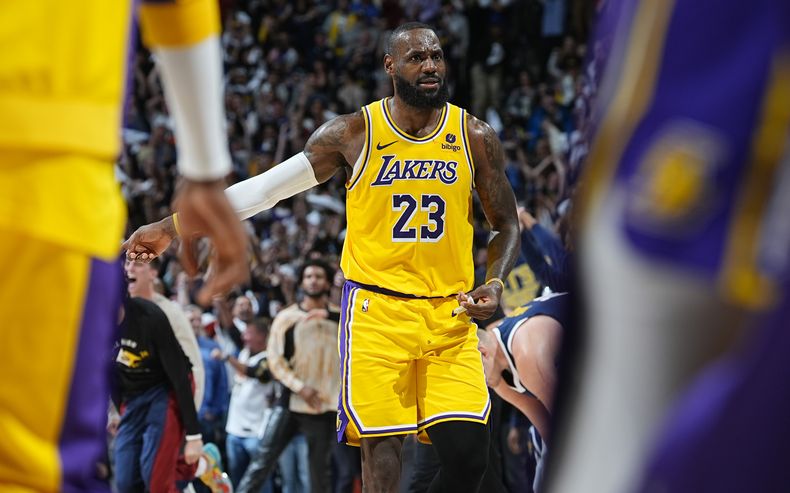 LeBron James de los Lakers de Los Ángeles durante el partido contra los Nuggets de Denver en los playoffs de la NBA, el lunes 29 de abril de 2024. (AP Foto/David Zalubowski)