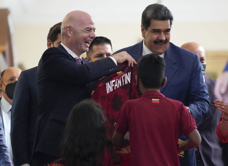 Presidente de FIFA visita Venezuela, se reúne con Maduro