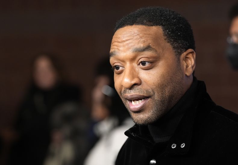 Chiwetel Ejiofor, guionista, director y actor de Rob Peace, durante una entrevista en el estreno de la película en Eccles Theatre en el Festival de Cine de Sundance el 22 de enero de 2024, en Park City, Utah. (Foto AP/Chris Pizzello)