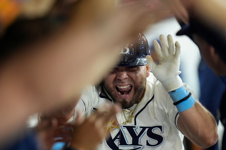 El mexicano Jonathan Aranda, de los Rays de Tampa Bay, festeja su jonrón solitario en el primer juego de la serie divisional ante los Yankees de Nueva York, el sábado 3 de octubre de 2026 (AP Foto/Chris OMeara)