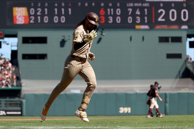 El dominicano Fernando Tatis, de los Padres de San Diego, recorre las bases luego de conseguir un jonrón ante los Gigantes de San Francisco, el sábado 12 de septiembre de 2026 (AP Foto/Jed Jacobsohn)