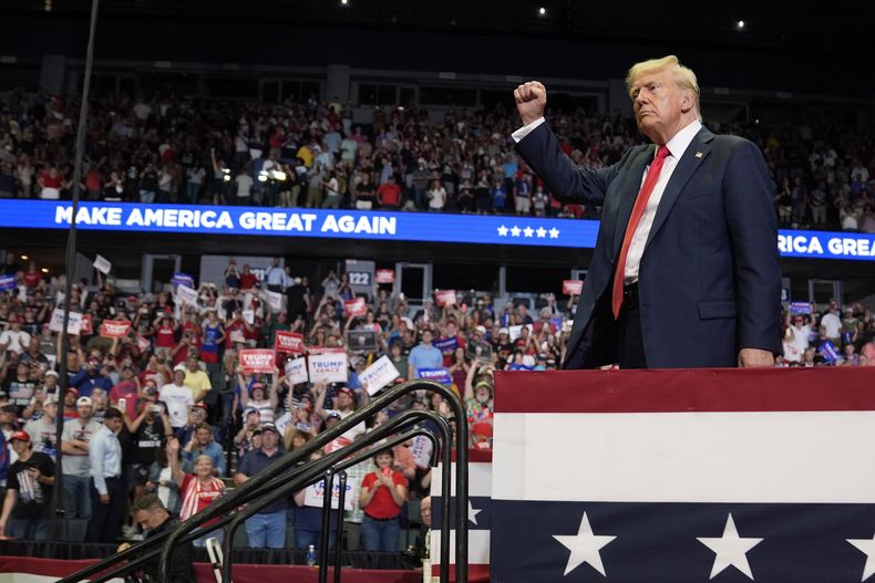 El candidato presidencial republicano Donald Trump saluda a los espectadores después de dar un discurso en un acto de campaña el sábado 20 de julio de 2024, en Grand Rapids, Michigan. (AP Foto/Evan Vucci)