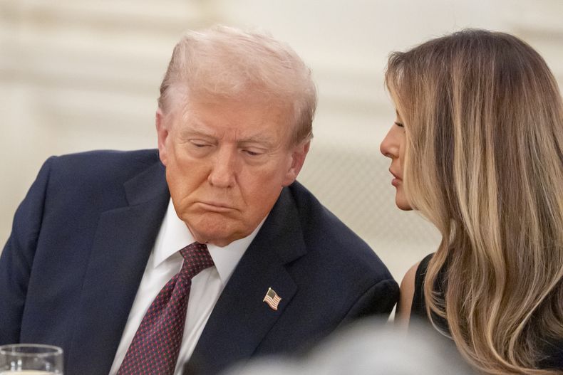 El presidente Donald Trump y la primera dama, Melania Trump, durante una dina en la Sala de Estado de la Casa Blanca, el jueves 4 de septiembre de 2025, en Washington. (AP Foto/Alex Brandon)