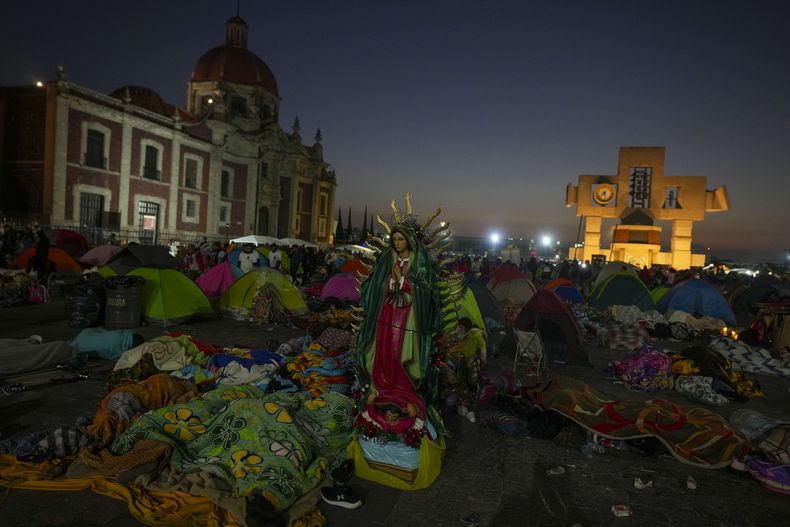 Peregrinos acampan en la plaza de la Basílica de Nuestra Señora de Guadalupe, en una de las peregrinaciones religiosas más grandes del mundo, que marca la fiesta de la patrona de América Latina en la Ciudad de México, el jueves 12 de diciembre de 2024. (AP Foto/Fernando Llano)