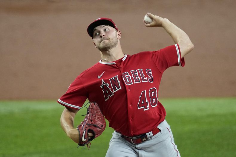 Reid Detmers, de los Angelinos de Los Ángeles, lanza en el juego del miércoles 16 de agosto de 2023, ante los Rangers de Texas (AP Foto/Tony Gutiérrez)