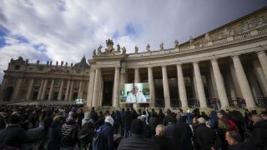 fieles de todo el mundo acuden al vaticano para orar por la salud del papa francisco