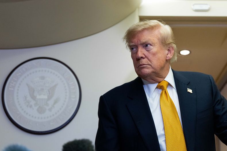 El presidente Donald Trump habla con reporteros a bordo del Air Force One tras aterrizar en la base de la Fuerza Aérea de Estados Unidos en RAF Mildenhall, en Suffolk, en el este de Inglaterra, el miércoles 8 de julio de 2026. (AP Foto/Alex Brandon)