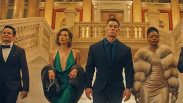 Esta imagen difundida por Apple TV muestra, de izquierda a derecha, a Arturo Castro, Jessica Biel, John Cena, Teyonah Parris y Sam Richardson en una escena de Matchbox the Movie. (Apple TV via AP)