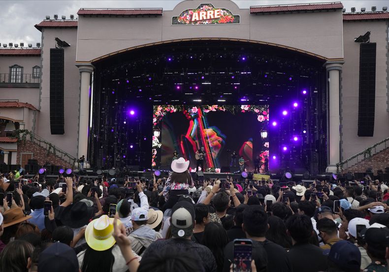DannyLux durante su presentación en el primer día del Festival Arre en la Ciudad de México el sábado 9 de septiembre de 2023. (Foto AP/Fernando Llano)