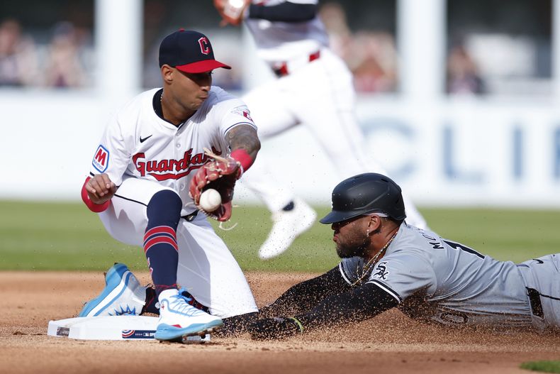 Yoán Moncada de los Medias Blancas de Chicago se roba segunda base frente al campocorto de los Guardianes de Cleveland Brayan Rocchio el lunes 8 de abril del 2024. (AP Foto/Ron Schwane)