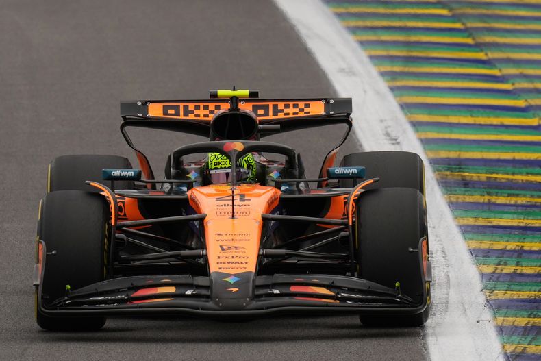 El británico Lando Norris, de McLaren, compite en el Gran Premi de Brasil, el domingo 9 de noviembre de 2025 (AP Foto/Andre Penner)