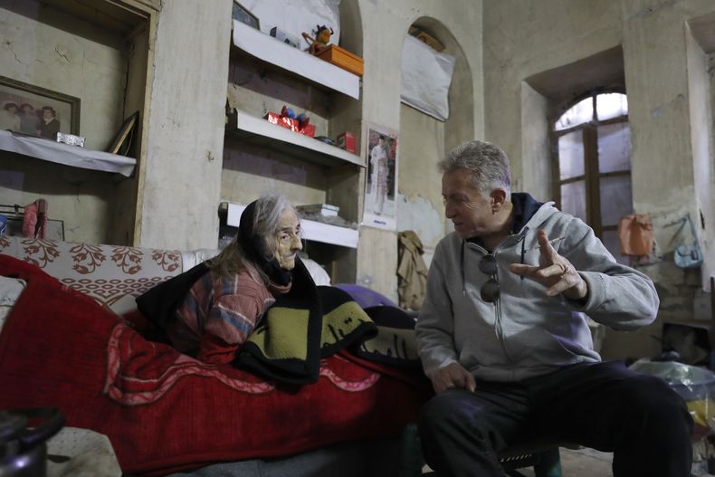 Bakhour Chamantoub, de 74 años, jefe de la comunidad judía en Siria, habla con Firdos Mallakh, una judía siria de 86 años, en la casa de ella en Damasco, el 26 de diciembre de 2024. (AP Foto/Omar Sanadiki)