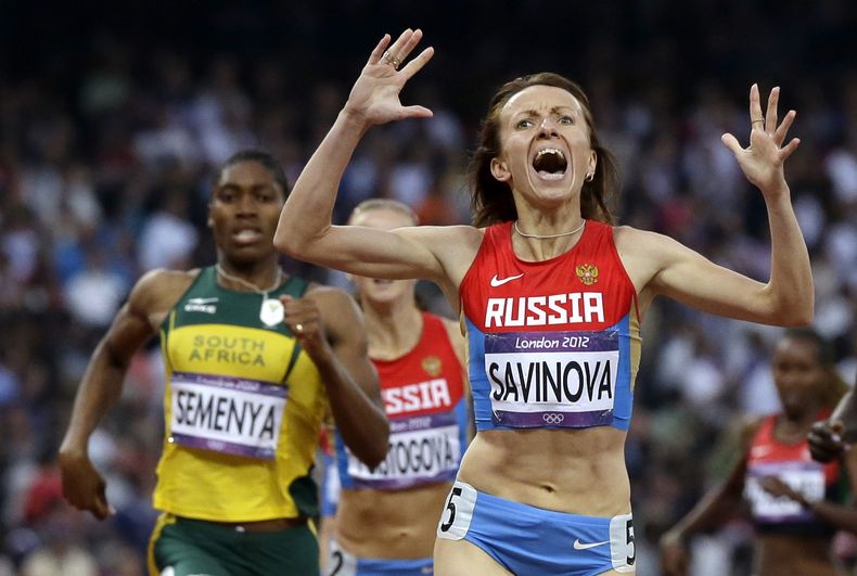 La rusa Maria Savinova festeja al ganar la final de los 800 metros en los Juegos Ol&iacute;mpicos de Londres el 11 de agosto de 2012. (AP Photo/Anja Niedringhaus, File)