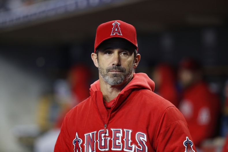ARCHIVO - Brad Ausmus, manager de los Angelinos de Los Ángeles, observa el juego ante los Tigres de Detroit, el martes 7 de mayo de 2019 (AP Foto/Paul Sancya, archivo)