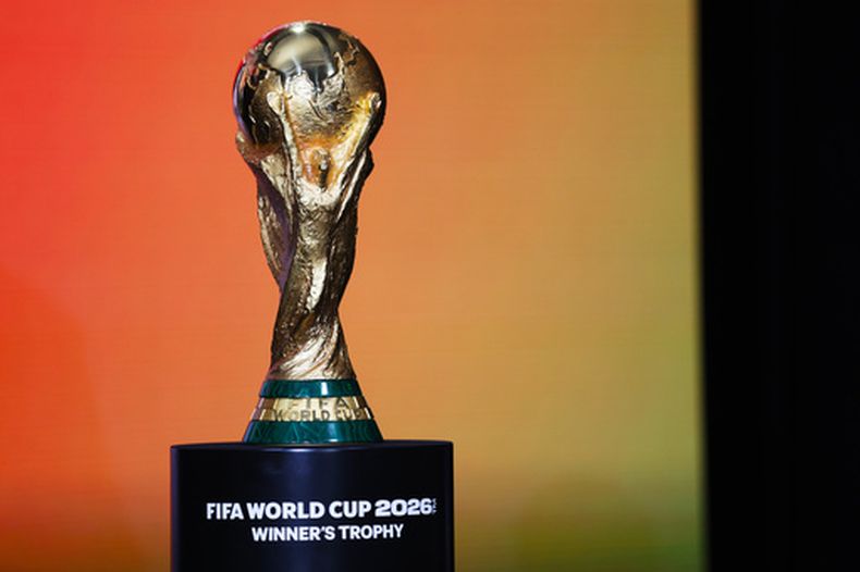 El trofeo de la Copa Mundial de fútbol durante la cumbre Global Citizen NOW, el jueves 14 de mayo de 2026, en Nueva York. (AP Foto/Heather Khalifa)