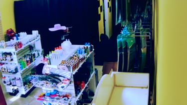 policia de miami dade busca a 3 sospechosos de asaltar tienda de articulos de belleza