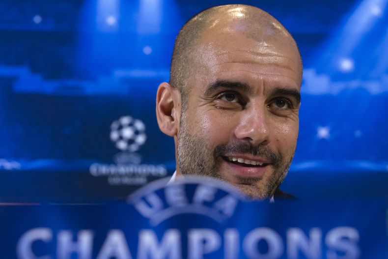 El DT de Bayern Munich, Pep Guardila, durante una conferencia de prensa en Manchester, Gran Breta&ntilde;a, el 24 de noviembre del 2014. El club alem&aacute;n dijo el 29 de noviembre que est&aacute; dispuesto a prolongar su contrato. (AP Foto/Jon Super)