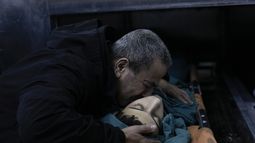 Un familiar lamenta la muerte de Basil Abu Al-Wafa, de 15 años, que murió durante un operativo militar israelí en el campo de refugiados de Yenín, el miércoles 29 de noviembre de 2023, en Cisjordania. (AP Foto/Majdi Mohammed)