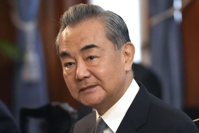 El jefe de política exterior del Partido Comunista de China, Wang Yi, espera al inicio de una reunión trilateral al margen de la reunión de cancilleres de la Asociación de Naciones de Asia Sudoriental (ASEAN) en Yakarta, Indonesia, el 12 de julio de 2023. (AP Foto/Tatan Syuflana, Archivo)