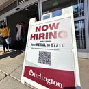 Un cartel de oferta laboral es exhibido afuera de una tienda minorista en Vernon Hills, Illinois, el jueves 31 de agosto de 2023. (AP Foto/Nam Y. Huh)