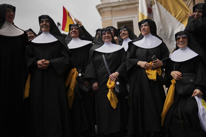 Un grupo de monjas españolas, cerca del Vaticano, en Roma, el 7 de mayo de 2025, en el primer día del cónclave para elegir al 267mo pontífice de la Iglesia católica, que sucederá al difunto papa Francisco. (AP Foto/Francisco Seco)