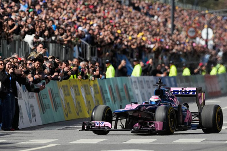 El argentino Franco Colapinto, de la escudería Alpine, conduce sobre las calles de Buenos Aires, Argentina frente a cientos de miles de aficionados, el domingo 26 de abril del 2026. (AP Foto/Gustavo Garello)