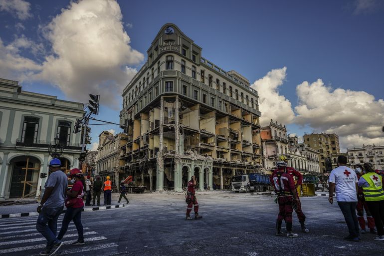 Suman 46 muertos por explosión de hotel en capital cubana