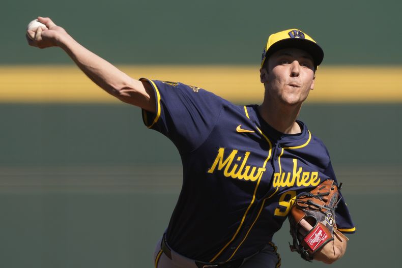 Jacob Misiorowski, lanzador de los Cerveceros de Milwaukee, lanza durante la primera entrada de un partido de los entrenamientos de primavera contra los Guardianes de Cleveland, el martes 25 de febrero de 2025, en Goodyear, Arizona. (AP Foto/Carolyn Kaster)