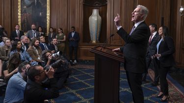 El presidente de la Cámara de Representantes, el republicano Kevin McCarthy, durante un discurso a sus simpatizantes sobre los esfuerzos para aprobar iniciativas de asignaciones y evitar un inminente cierre de gobierno, el viernes 29 de septiembre de 2023, en Washington. (AP Foto/J. Scott Applewhite)