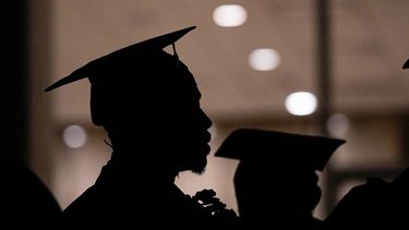 Un estudiante en la ceremonia de graduación en Morehouse College en Atlanta, el 19 de mayo del 2024. (AP foto/Brynn Anderson)