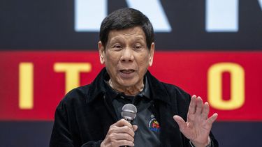 El expresidente filipino Rodrigo Duterte habla en el estadio Southorn durante un acto de agradecimiento organizado por trabajadores filipinos partidarios del exmandatario, el domingo 9 de marzo de 2025, en Hong Kong. (AP Foto/Vernon Yuen)