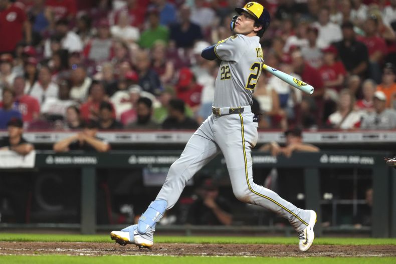 Christian Yelich, de los Cerveceros de Milwaukee, pega un jonrón solitario ante los Rojos de Cincinnati, el viernes 15 de agosto de 2025 (AP Foto/Kareem Elgazzar)