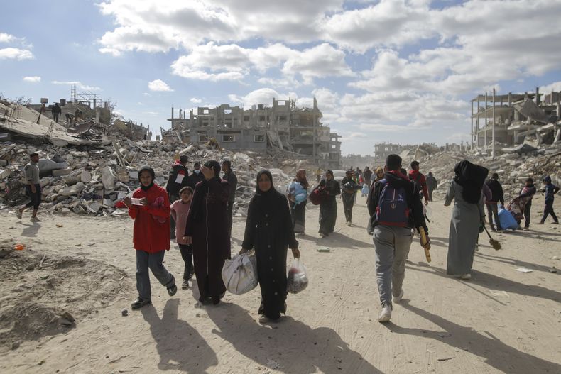 Palestinos desplazados regresan a Rafah, Franja de Gaza, el lunes 20 de enero de 2025, al día siguiente de que entrase en vigencia l cese el fuego entre Israel y Hamás. (AP Foto/Jehad Alshrafi)