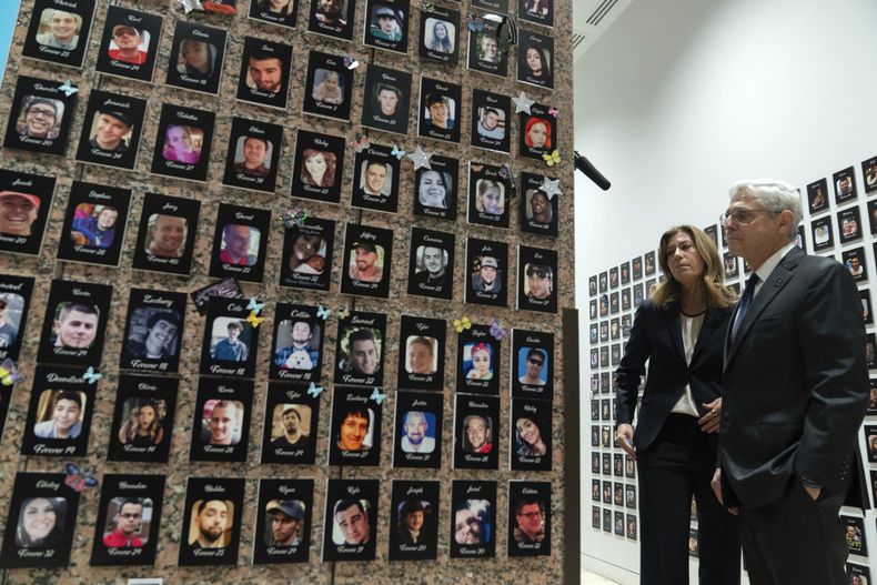 El secretario de Justicia de EEUU Merrick Garland, junto con la administradora de la DEA Anne Milgram, con retratos de personas que murieron por drogas, en Washington, el 26 de septiembre de 2023. (Foto AP /Jose Luis Magana)