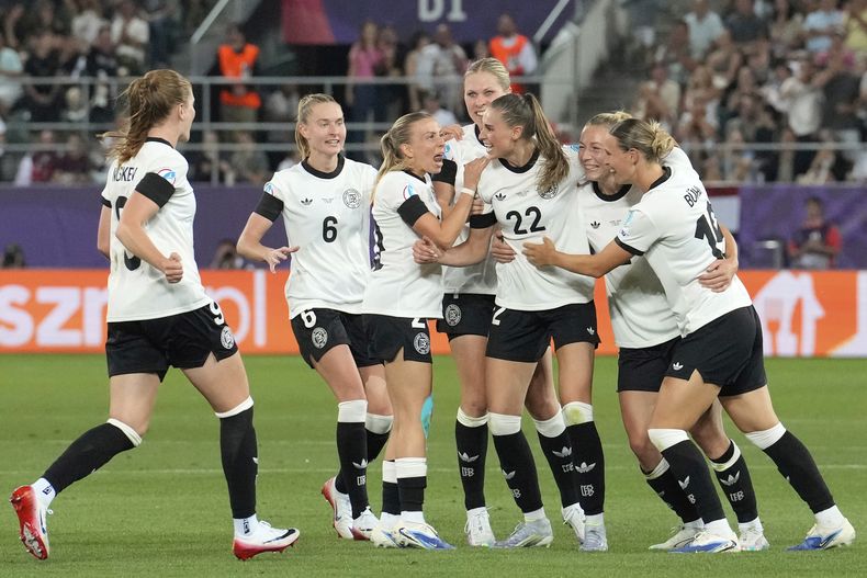 Jule Brand, tercera a la derecha, celebra después de anotar el primer gol de partido correspondiente al Grupo C del Campeonato Europeo Femenini entre Alemania y Polonia, en la Arena St. Gallen, en St. Gallen, Suiza, el viernes 4 de julio de 2025. (AP Foto/Martin Meissner)