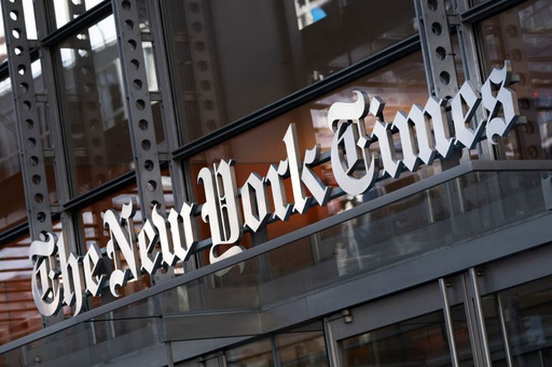 ARCHIVO - Un cartel del The New York Times se ve a la entrada de s edificio en Nueva York, el 6 de mayo de 2021. (AP Foto/Mark Lennihan, Archivo)