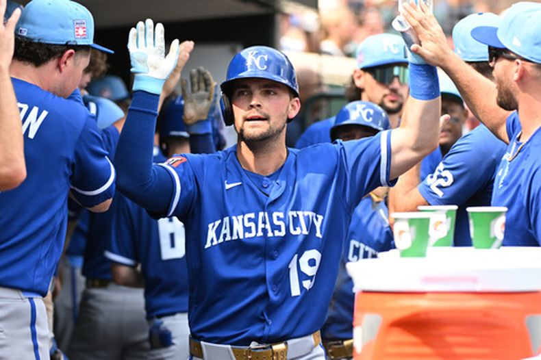 Michael Massey de los Reales de Kansas City celebra con sus compañeros tras batear un jonrón de dos carreras en la octava entrada ante los Tigres de Detroit el domingo 26 de julio del 2026. (AP Foto/Jose Juarez)