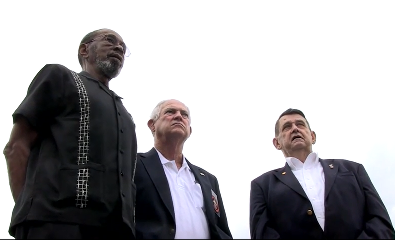 Los tres marines que se encargaron de plegar la bandera en 1961 y que volverán a izarla el 14 de agosto de 2015.