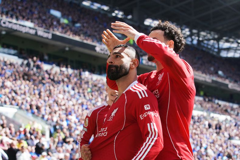 Mohamed Salah (izquierda) celebra tras anotar un gol para Liverpool ante Everton en la Liga Premier, el domingo 19 de abril de 2026, en Liverpool. (AP Foto/Ian Hodgson)